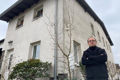 Unternehmer Marco Kouba vor seinem Haus im Plauener Stadtteil Oberlosa.