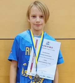 Die achtjährige Elisabeth Breitenbach sammelte schon einige Turniersiege und wandelt damit auf den Spuren der Olympiasiegerin Aline Rotter-Focken. 