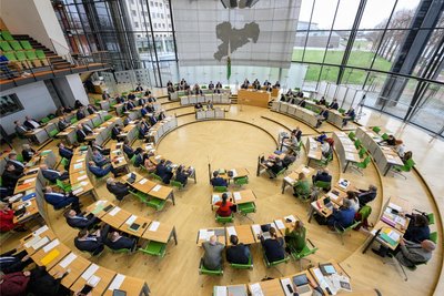 Für eine Zweidrittelmehrheit braucht es im Sächsischen Landtag 80 Stimmen. CDU, Linke, Grüne und SPD kommen zusammen auf 81.