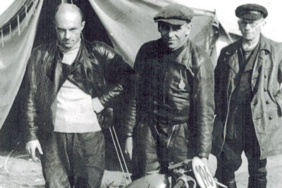 Mechaniker Hans Kleeberg war bei Straßenrennen an der Seite von Walter Kaaden (links). Im Hintergrund: Walters Vater Karl Kaaden.