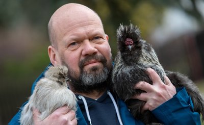 David Jenning mit Therapiehahn Walldorf und dessen Schwester Berta. Die zahmen Seidenhühner lassen sich auch geduldig von Kinderhänden streicheln. 