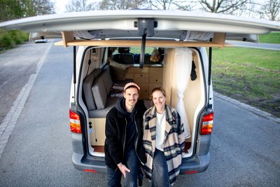 Arne Meyer und Ines Spicker haben sich einen Volkswagen T5 zum Camper umgebaut - und liegen im Trend: Häufig wird der Ausbau für Youtube oder Instagram in allen Details dokumentiert. 