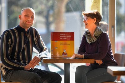 Der Student Matthias Wenk und die Rentnerin Hannelore Renatus aus Dresden gehören zu den ersten Leselernhelfern in Sachsen.