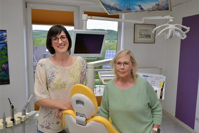 Die Zahnarztpraxis an der Markus-Semmler-Straße in Bad Schlema übernimmt zum 1. Oktober Dr. Hanna Mauritz (li.) von Petra Schröder.