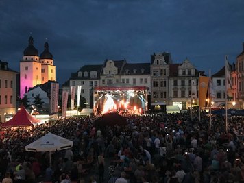 Tausende Besucher versammelten sich auf dem Plauener Altmarkt.