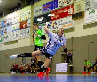 Torwurf von Pia Adams (Zwickau), dahinter Tina Wagenlader (Berlin)