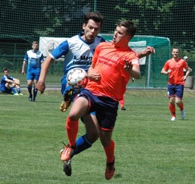 Tor zum Einstand: Adrian Wild (l.), hier im Duell mit Luca Winter, wechselte in diesem Sommer vom SSV Königshain-Wiederau nach Mittweida. In Oberlungwitz kam er erstmals zum Einsatz und erzielte prompt einen Treffer. Bereits diesen Mittwoch testen die Mittweidaer beim BSV Einheit Frohburg. 