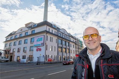 Michael Scheibner vor dem Kfz-Prüfzentrum. 
