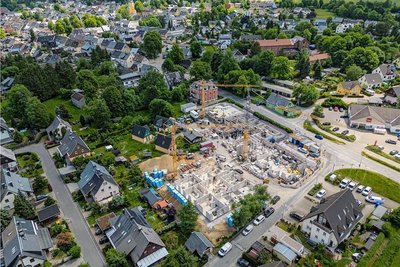 Unmittelbar an der B 101 befindet sich die Großbaustelle. Gegenüber befindet sich der örtliche Einkaufsmarkt.