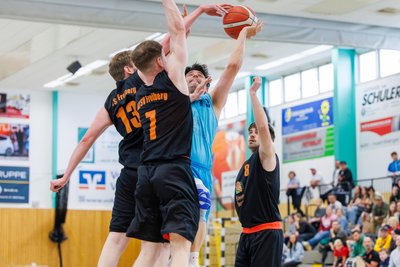 Tobias Thoß (am Ball) und die Basketballer des BC Vogtland hatten es in dieser Saison in der Landesliga schwer. Am Ende stand für das Team der Abstieg in die Bezirksliga Chemnitz.