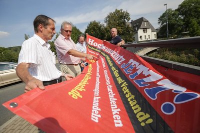 Sie setzen ein Zeichen für Hochwasserschutz: Initiativen-Vorsitzender Ralf Kirchübel, Klaffenbachs Ortsvorsteher Andreas Stoppke sowie Mario Görner und Johannes Gallin (v.l.n.r.).