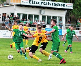 Manolo Pieschel (links in Grün) im Saison-Eröffnungsspiel gegen den VfB Auerbach II (1:1). Der Sommerzugang sorgte in der 10. Minute für das erste Saisontor in der Landesklasse. Nach drei Spielen für Merkur war für ihn aber verletzungsbedingt erst einmal Schluss.
