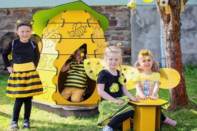 Maja (4), Alwin (4), Hermine (5) und Melissa (4) (v. l.) mit dem neuen Bienenhaus in der Kita in Steinbach. 