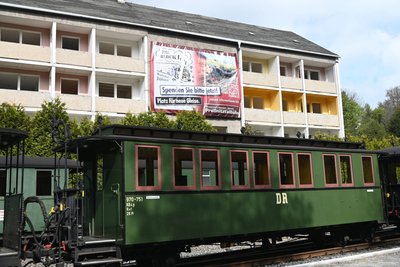 Der Neubaublock neben der Preßnitztalbahn ist leergezogen und wird abgerissen.