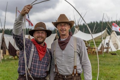 Die Investoren Tonio Werl und Andreas Hofmann hoffen auf einen baldigen Baustart für die neue Westernstadt "Old Miners Creek" bei Geyer. Vorbereitende Verfahren sind weit gediehen. Am Wochenende finden zum zweiten Mal Miners Trail Days auf dem künftigen Gelände statt.