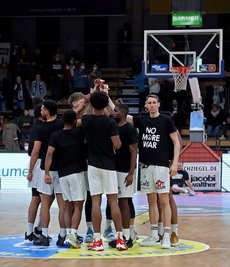 Die Niners Chemnitz vor dem Spiel in Göttingen. Die Mannschaft setzt auf ihren Trikots ein Zeichen gegen den Ukraine-Krieg....