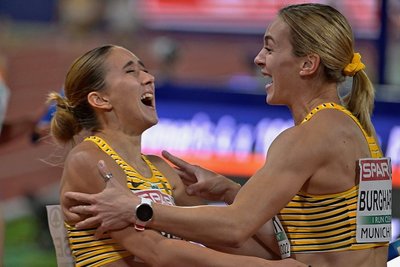 Schlussläuferin Rebekka Haase (l.) und Alexandra Burghardt voller Glücksgefühle. 