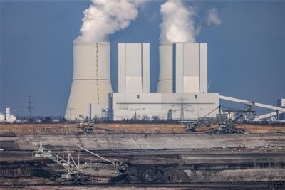 Schaufelradbagger und ein Absetzer arbeiten im Tagebau Vereinigtes Schleenhain vor der Kulisse des Kraftwerks Lippendorf, südlich von Leipzig. Deutschland steigt aus der Kohleverstromung aus. Doch bis zur Klimaneutralität gibt es noch viel mehr zu tun.