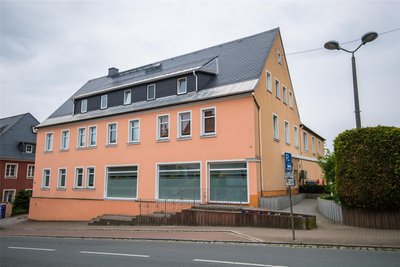 Dr. Bärbel Rauth ist mit ihrer Kinderarztpraxis seit 2019 in der Bahnhofstraße in Zwönitz ansässig. Dort hat die Stadt innerhalb von zwei Monaten eine ehemalige Drogerie ausgebaut.