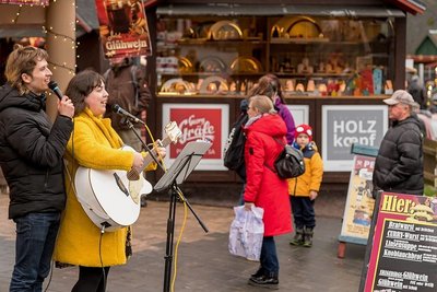 Maggy und Marius Lux aus Kleinolbersdorf unterhalten die Touristen mit erzgebirgischen Weihnachtsliedern.