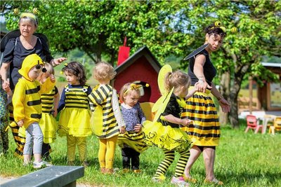 Die Steinbacher "Glösensteinwichtel" feierten zum Kindertag ein Bienenfest. 