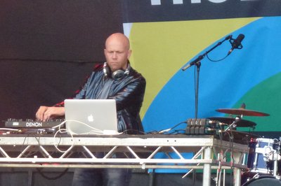 Paul Spencer mit Dario G im Jahr 2016 bei einem Festival in Cambridge.