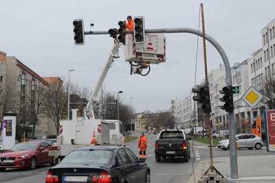 An der Kreuzung Salzstraße wurde am Freitag eine Behelfsampel aufgebaut, nachdem es dort am Donnerstag zwei Unfälle gegeben hat.