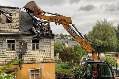 Gegen 18 Uhr hat ein Bagger begonnen, den verkohlten Dachstuhl abzubrechen - um etwaige letzte Glutnester zu vernichten und das Gebäude vor dem Einsturz zu bewahren. 