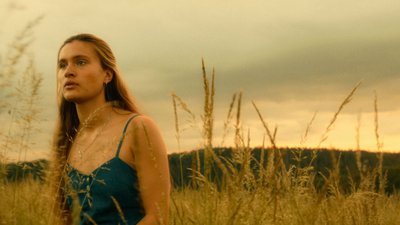 Marlene Burow als Maria in einer Szene des Films "Irgendwann werden wir uns alles erzählen". Der neue Film von Regisseurin E. Atef läuft im Wettbewerb der Berlinale. 