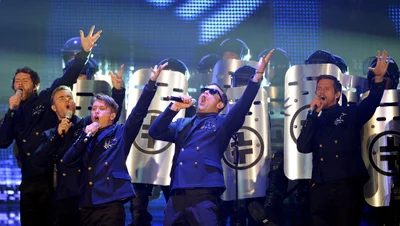Robbie Williams hier bei einem Auftritt mit Take That in Berlin 2011. Bereits 1996 hatte er die Band verlassen. Ab und an trat er später aber noch gemeinsam mit der Band auf.