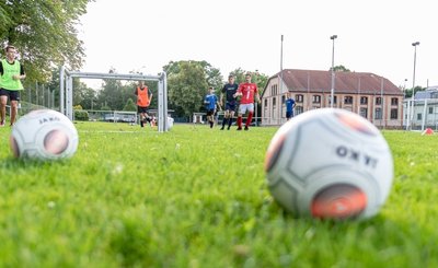 Die B-Junioren des Sportvereins TV Vater Jahn trainieren auf dem Sportplatz vor der Turnhalle an der Vater-Jahn-Straße in Burgstädt. Die Sportler wünschen sich seit Jahren einen Kunstrasenplatz. 
