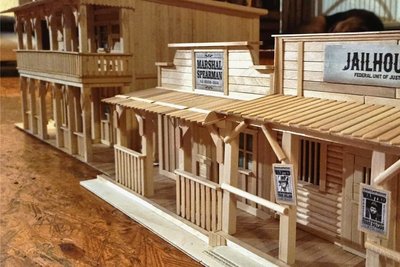 Bei den Miners Trail Days werden neben einem abwechslungsreichen Programm für Kinder und Erwachsene auch neue Modelle von Gebäuden der künftigen Westernstadt gezeigt. 