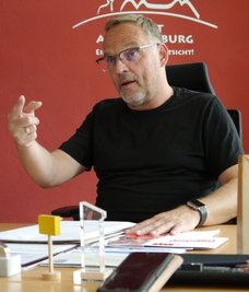 Schon jetzt weist der künftige Landrat auf bevorstehende Debatten in den Regionen des Landkreises hin.
