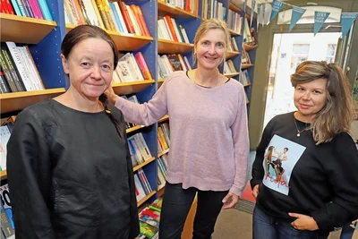 "Ohne mein Team ginge das nicht", sagt Taschenbuchladen-Inhaberin Heike Wenige (l.). Mit ihren Mitarbeiterinnen Martina Gehlhaus (M.) und Iva Tcherniradeva freut sie sich über den Deutschen Buchhandelspreis. 