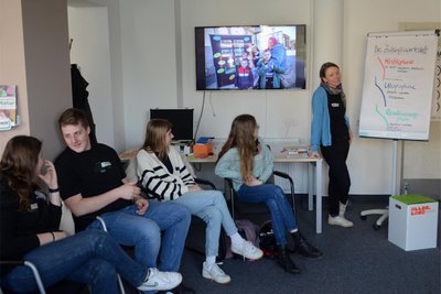 Anne Dietscherlein (rechts) leitet mit Matthias Dietscherlein den Workshop und höre sich die Vorschläge der Jugendlichen an.