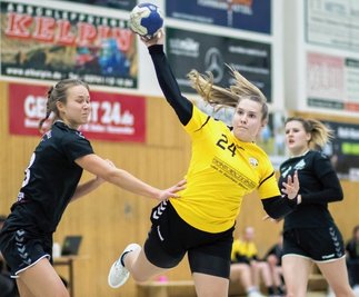 Michelle Hennig (am Ball) zählt zu den Leistungsträgerinnen in der Oberlosaer Verbandsliga-Mannschaft. Gegen HSV Mölkau erzielte sie wie Dominika Kolomaznikova 13 Treffer beim 41:27-Sieg. 