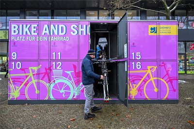 Das Rathaus will den Radverkehr fördern: Zuletzt wurden an drei Stellen (im Foto: Straße der Nationen) Fahrradgaragen in Betrieb genommen. Geplant sind überdies zwei Fahrradparkhäuser. Ob sie kommen, ist nun fraglich.