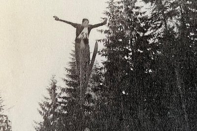 Die „Schanze der Freundschaft“ im Saydaer Mortelgrund war eine Fallschanze. Die Springer starteten mit weit ausgebreiteten Armen.