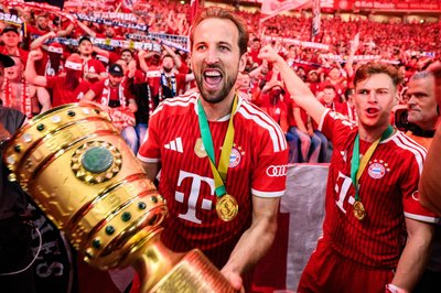 Harry Kane jubelt mit dem DFB-Pokal.