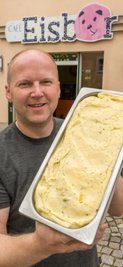 Holger Knorr zeigt vor seinem Eiscafé "Eisbär" in Marienberg eine Schale frisch gemachtes Ananas-Koriander Fruchteis.