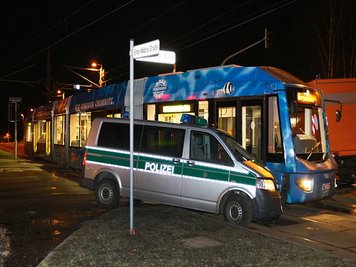 Bei einem Unfall zwischen einem Polizeiauto und einer Straßenbahn entstanden am Freitagabend rund 70.000 Euro Schaden.