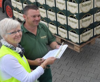 Logistikchefin Elke Heinrich und Fahrer Volker Vergöhl 