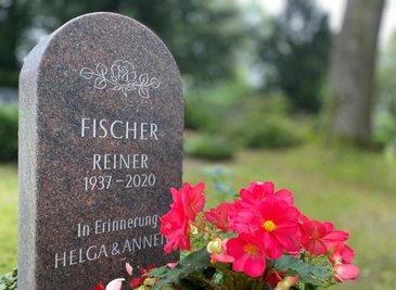 Das Grab von Reiner Fischer: Bescheiden kommt es daher, wie wohl der Mensch auch gewesen ist. Fischer hatte harte Schicksalsschläge erdulden müssen - seine Frau Helga und seine Tochter Annett sind schon vor langer Zeit gestorben. Trotzdem hat er sich viel für den Ort eingesetzt, sich nicht zurückgezogen. 