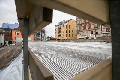 Alles ist bereit, nur die Eisfläche fehlt noch. Doch ob in Limbach-Oberfrohna ab kommender Woche Schlittschuh gelaufen werden kann, hängt davon ab, ob es einen neuen Lockdown gibt. 