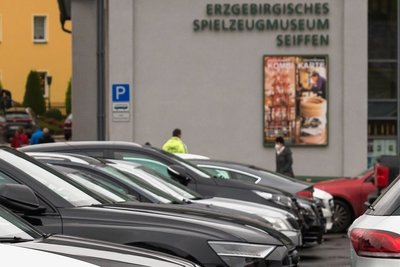 Am Spielzeugmuseum sind zeitweise nahezu alle Parkplätze belegt.