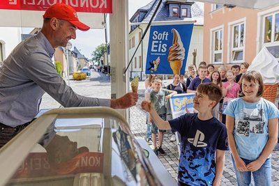 In Scheibenberg versorgte Bürgermeister Michael Staib die Schüler mit einer kostenlosen Portion Eis. Auch die Fünftklässler Henri Ullmann und Virpi Weiß ließen es sich schmecken. 