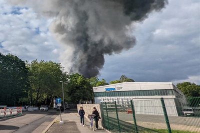 Chemnitz am Abend des 2. Juni: Das Feuer in der Gießerei an der Schönherrstraße kurz nach Ausbruch. Die Löscharbeiten dauerten bis in die Nacht hinein.