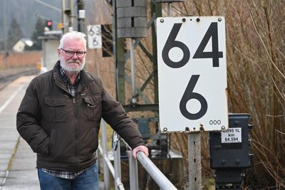 Hans Weiske an der Kilometrierungstafel in Falkenau Süd.