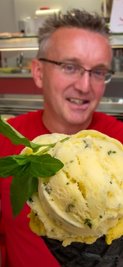 In einer schwarzen Waffel kommt das von Tino Küchler bei Jannys Eis in Zschopau angebotene Orangensorbet besonders zur Geltung.