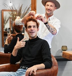 Schauspieler Alexander Donesch (Vorn) werden für die Rolle als Titus Feuerfuchs von Martin Pieske die Haare gefärbt. 